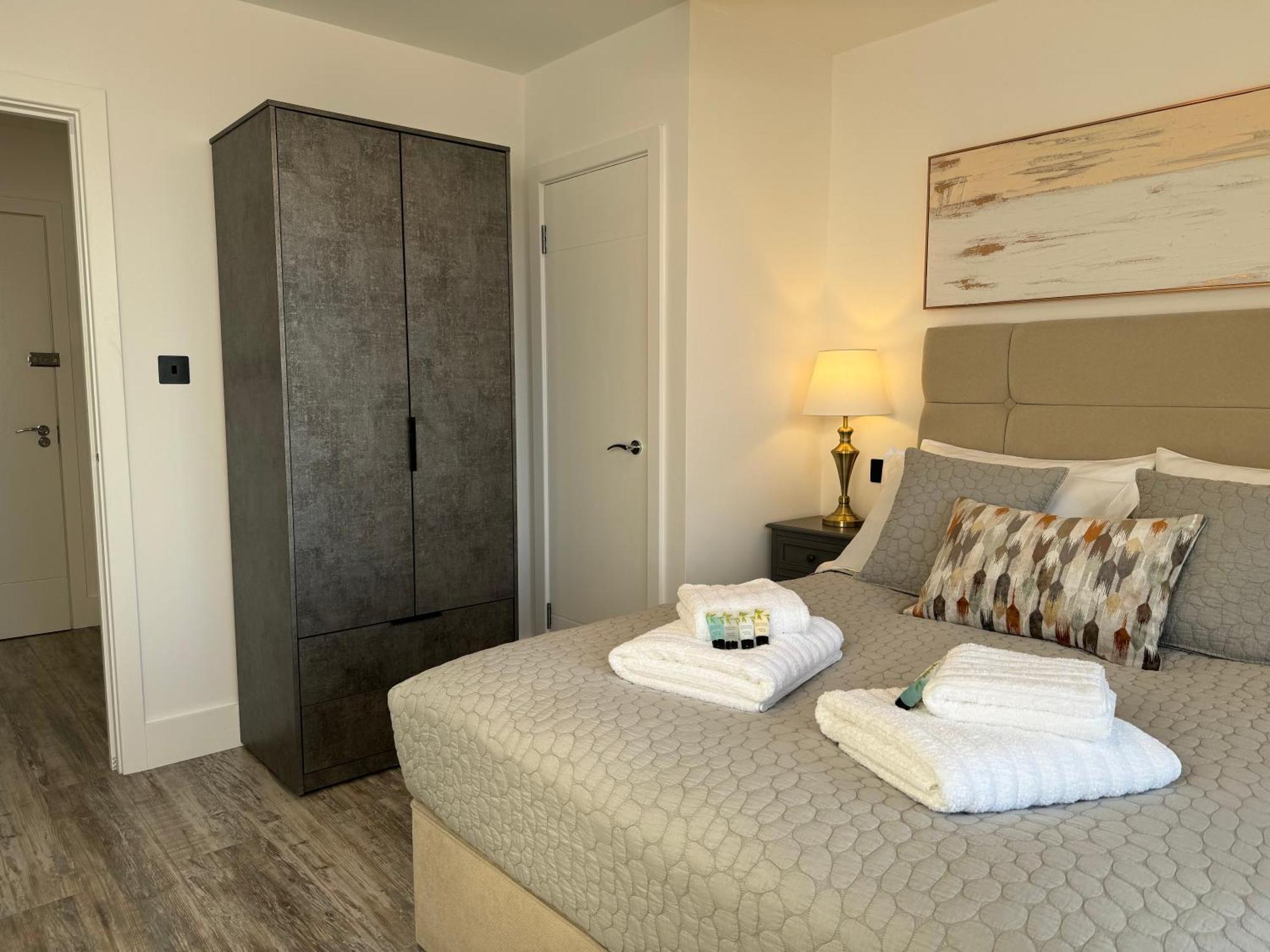 Elegant One Bedroom Apartment Swindon Esterno foto