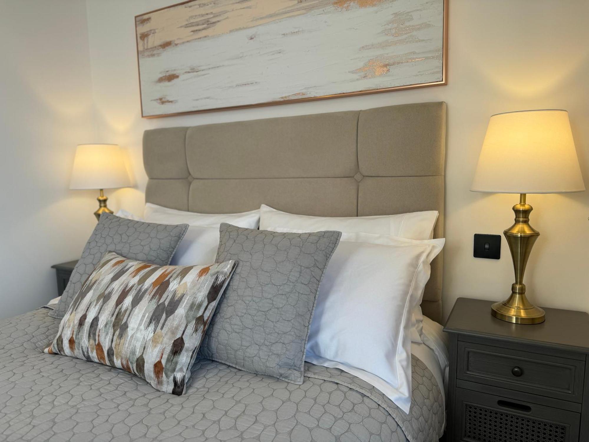 Elegant One Bedroom Apartment Swindon Esterno foto