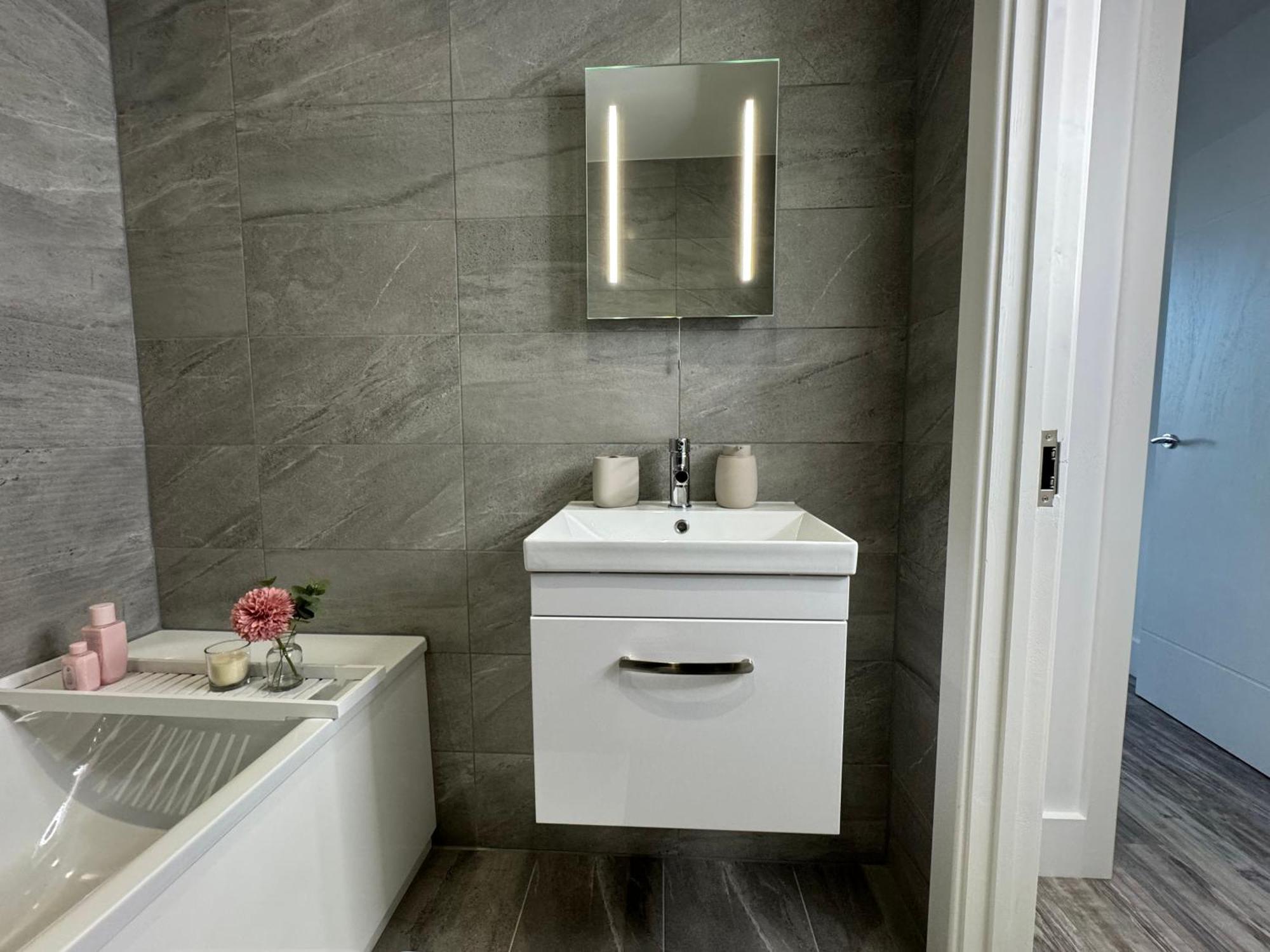 Elegant One Bedroom Apartment Swindon Esterno foto