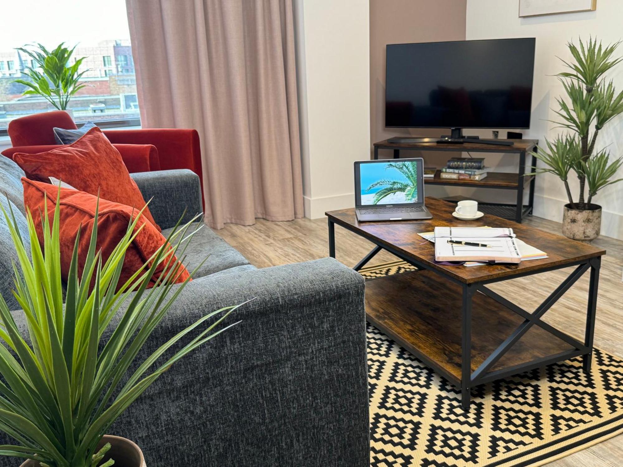 Elegant One Bedroom Apartment Swindon Esterno foto