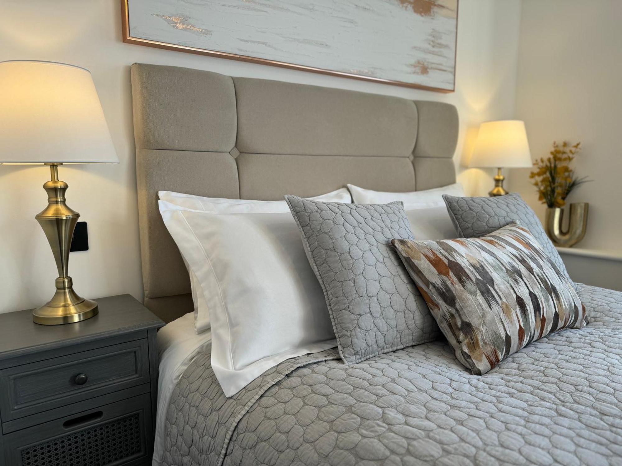 Elegant One Bedroom Apartment Swindon Esterno foto