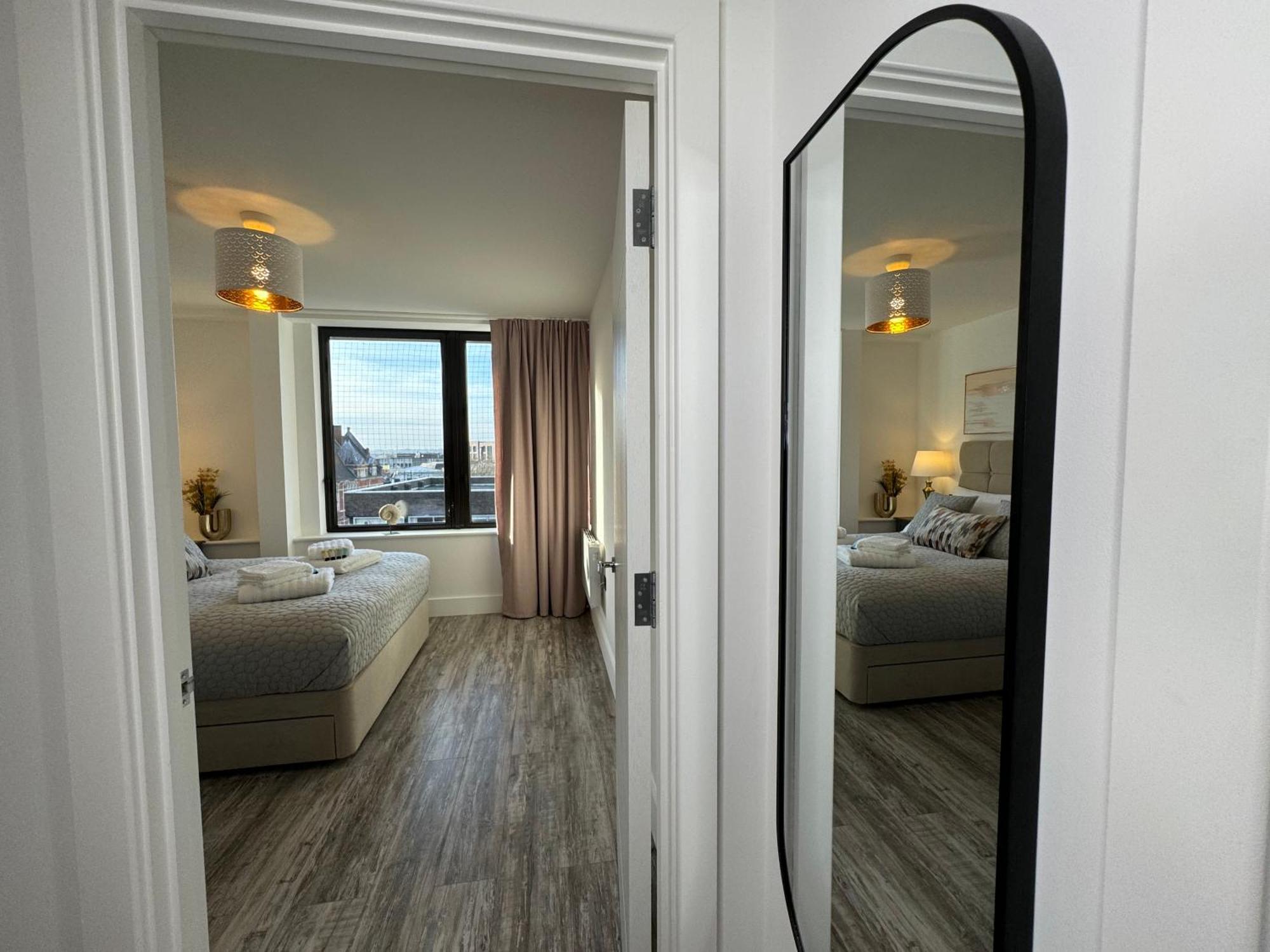 Elegant One Bedroom Apartment Swindon Esterno foto