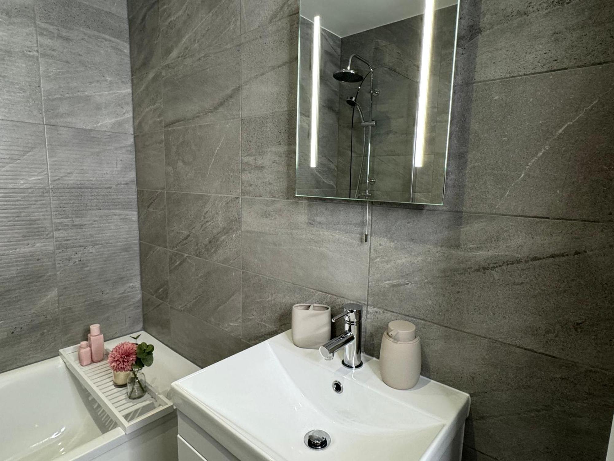 Elegant One Bedroom Apartment Swindon Esterno foto
